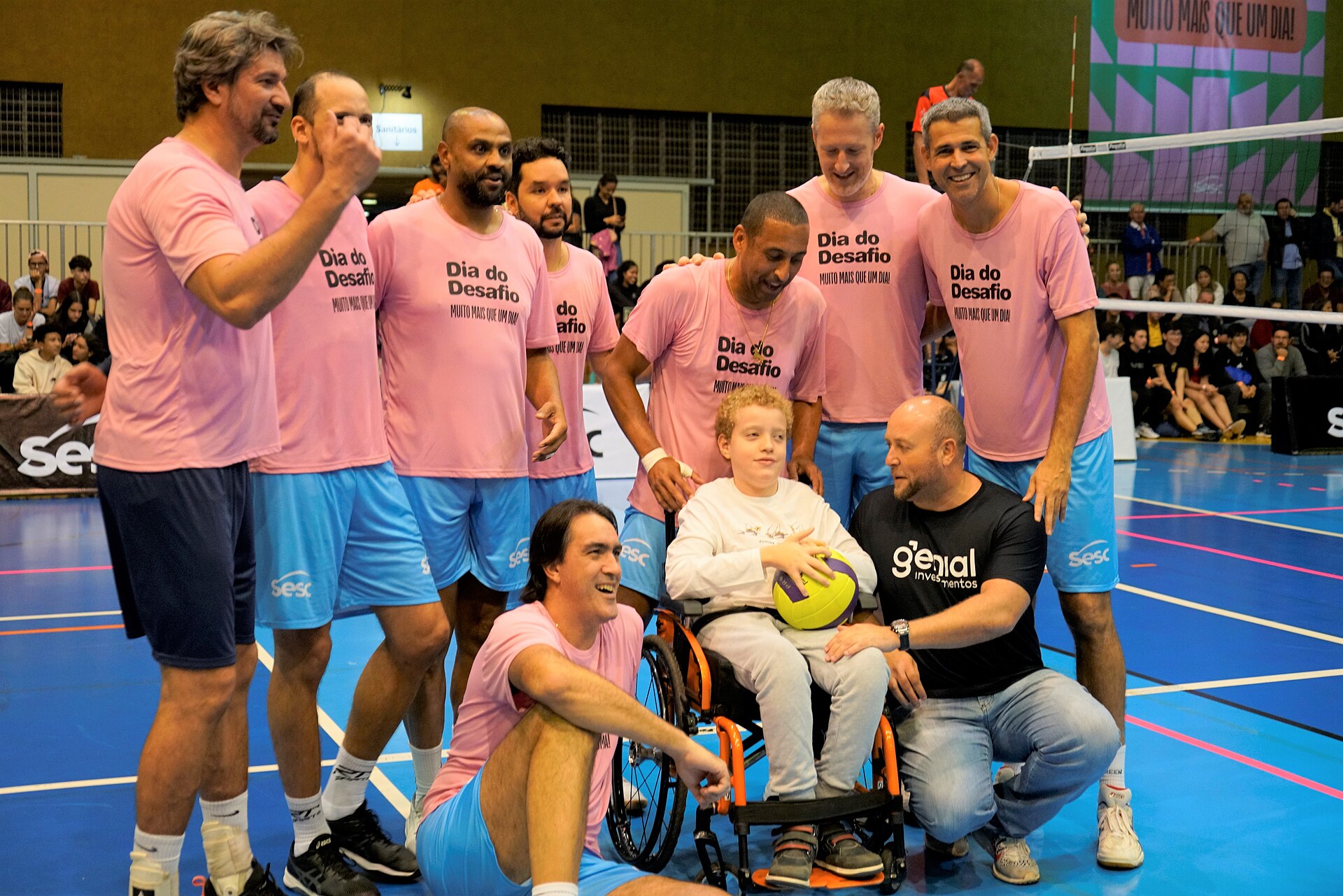 Dante Amaral com ex-atletas olímpicos e um jovem em cadeira de rodas segurando uma bola de vôlei