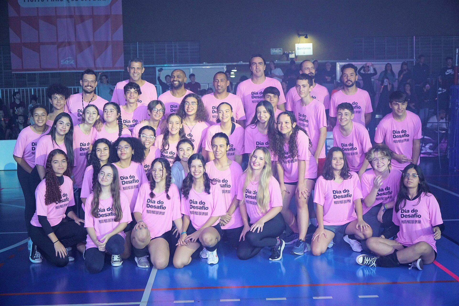 Dante Amaral e outros campeões olímpicos posando com dezenas de jovens